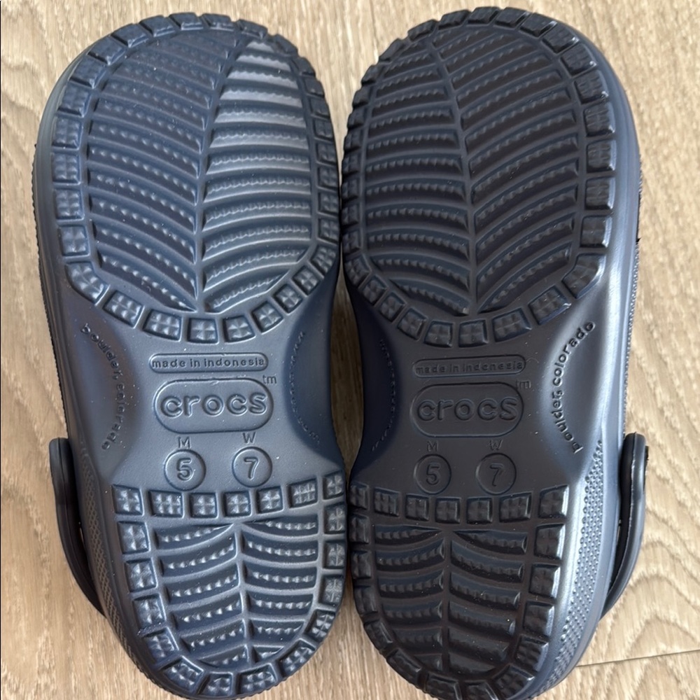 W7/M5 Navy Croc Clogs New w/o Tags - Picture 3 of 5